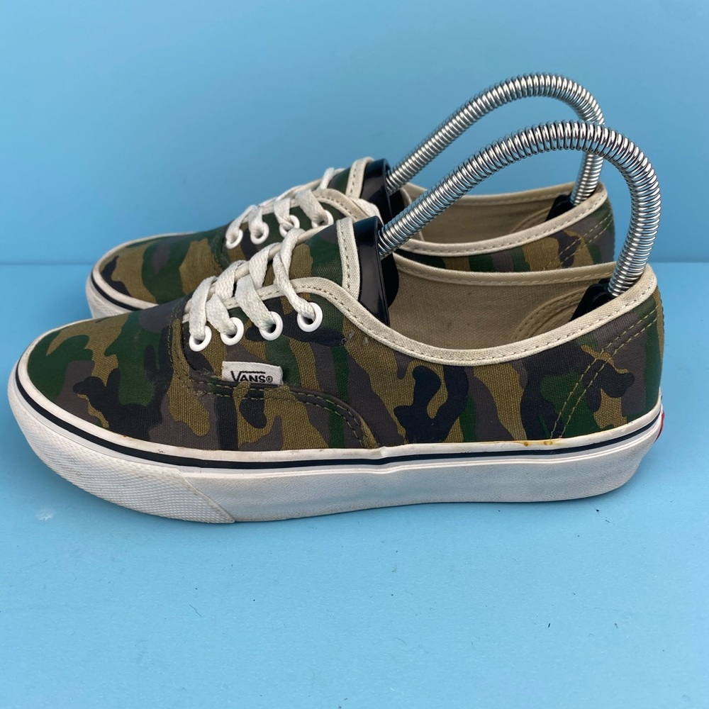 Vans woman’s Camouflage Low Top Sneakers in Green/Black/Brown